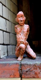 05 Kleine Hockende, 2004. Terracotta. 26 x 13 x 14 cm