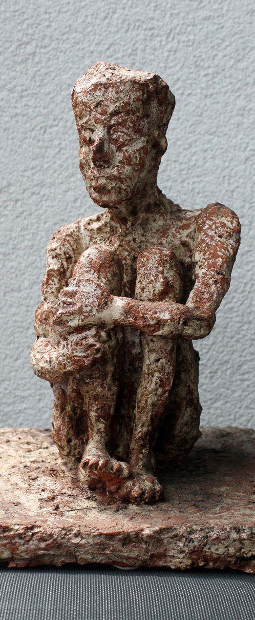 07 Sitzender junger Mann 2010. Terracotta. 50 x 60 x70 cm