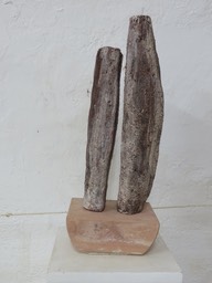 14 Ungleich, 2014. Terracotta auf Ziegelstein, 35 x 15 x 22 cm IMG_0409